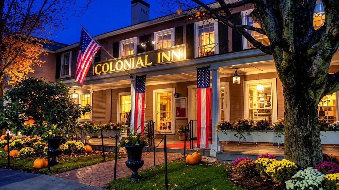 Concord’s Colonial Inn at night